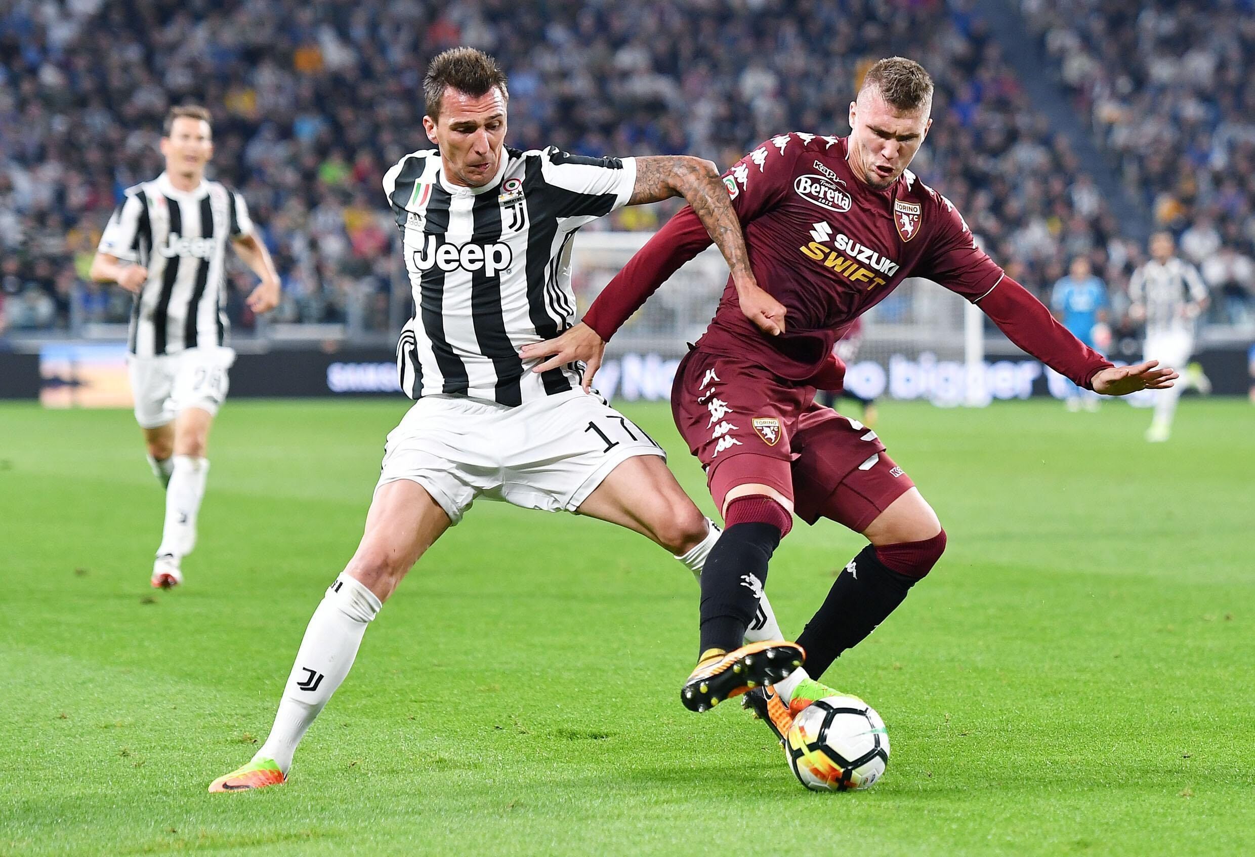 球迷怒喷后蹇韬回应：输球又怎么样？随后被韦世豪、甘超拦下（被球迷怒喷后，蹇韬回怼：输球怎么了？随即被韦世豪、甘超拉住）