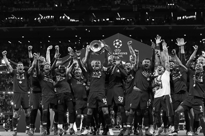 佛罗伦萨主场5-1大胜乌迪内斯，收获本赛季联赛首胜（佛罗伦萨主场5比1横扫乌迪内斯，迎来赛季联赛首胜）