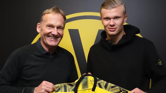 C罗挑战机器人守门员，射门频频被挡出，最后抓住漏洞进球（C罗与机器人门将过招，多次射门被化解，终寻破绽破门）