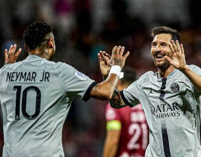 拉普拉塔大学生抗议阿足协新规，背身列队迎接联赛冠军罗萨里奥（不满阿足协新规，拉普拉塔大学生背对列队致意联赛冠军罗萨里奥）