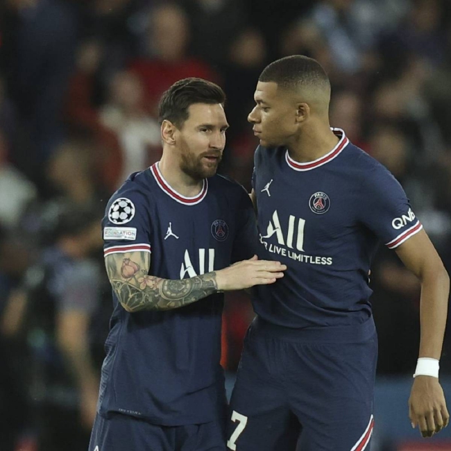 那一脚出去，全场屏住呼吸（这一脚踢出，全场屏息凝神）